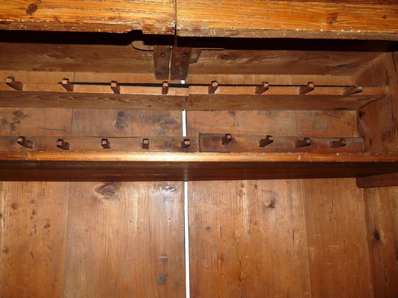 Image 1 of Meuble de rangement en noyer avec incrustation en chêne, divisible verticalement.