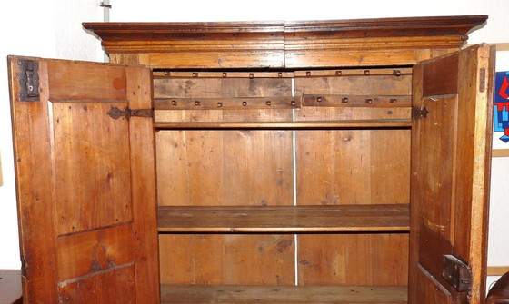 Image 1 of Meuble de rangement en noyer avec incrustation en chêne, divisible verticalement.