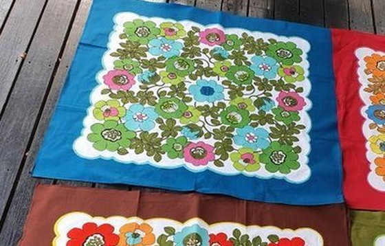 Image 1 of 13312 Nappe à fleurs vintage des années 1970