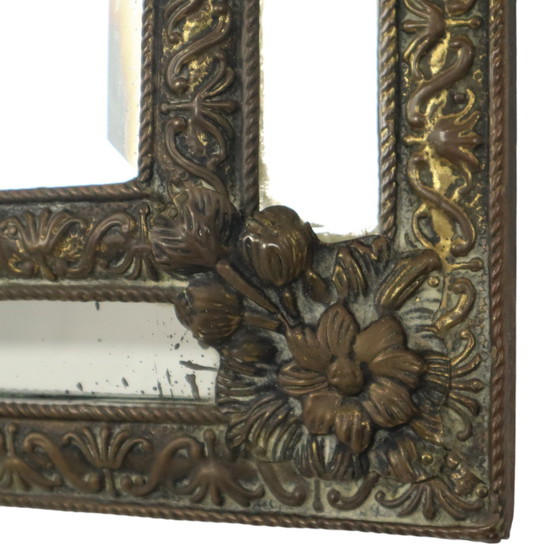 Image 1 of Miroir à coussin ancien français Repousse