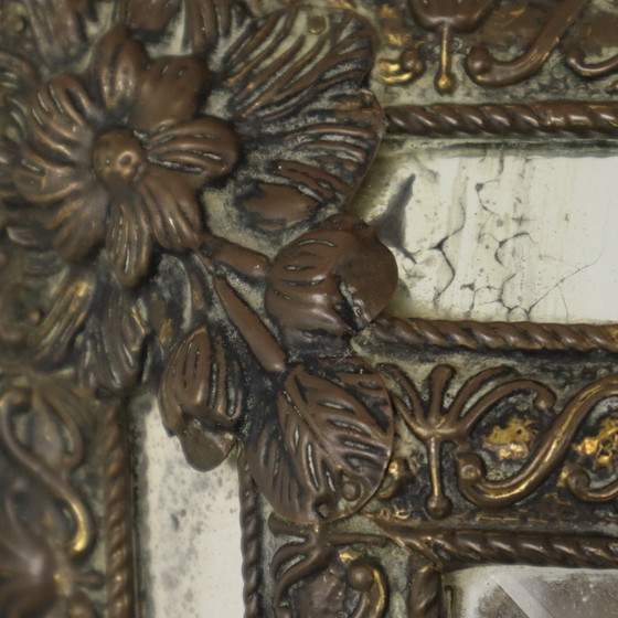 Image 1 of Miroir à coussin ancien français Repousse