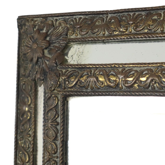 Image 1 of Miroir à coussin ancien français Repousse