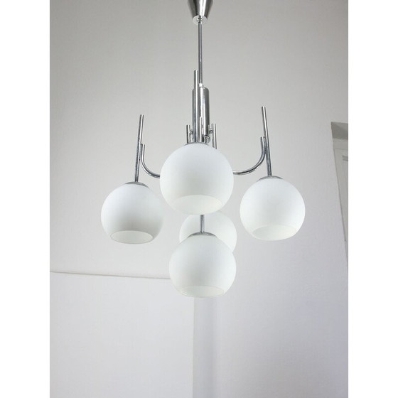 Image 1 of Lustre vintage en chrome et verre opalin, Italie 1970