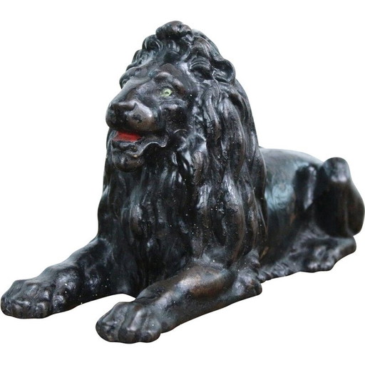 Lion couché vintage en fonte
