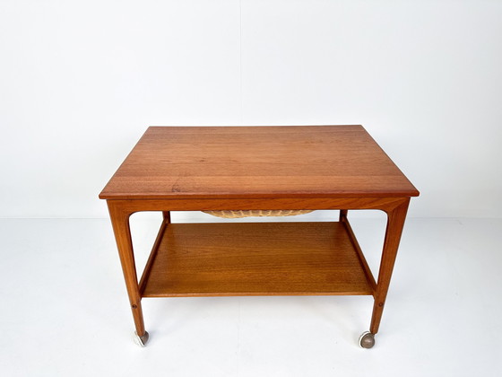 Image 1 of Table de couture ou chariot de bar en teck du Mid Century avec panier coulissant