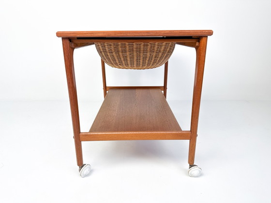 Image 1 of Table de couture ou chariot de bar en teck du Mid Century avec panier coulissant