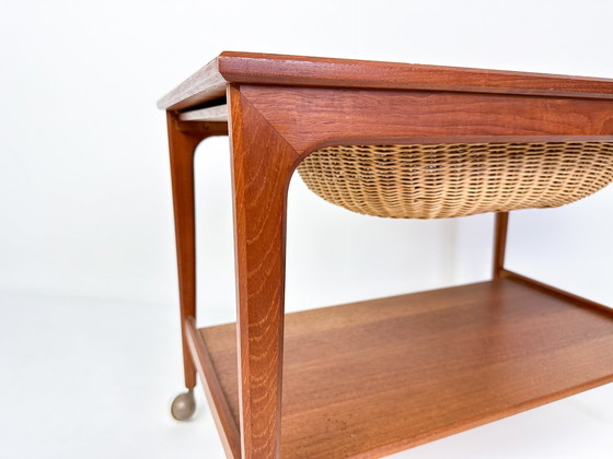 Image 1 of Table de couture ou chariot de bar en teck du Mid Century avec panier coulissant