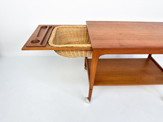 Image 1 of Table de couture ou chariot de bar en teck du Mid Century avec panier coulissant