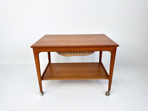 Table de couture ou chariot de bar en teck du Mid Century avec panier coulissant