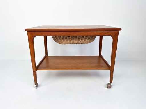 Table de couture ou chariot de bar en teck du Mid Century avec panier coulissant