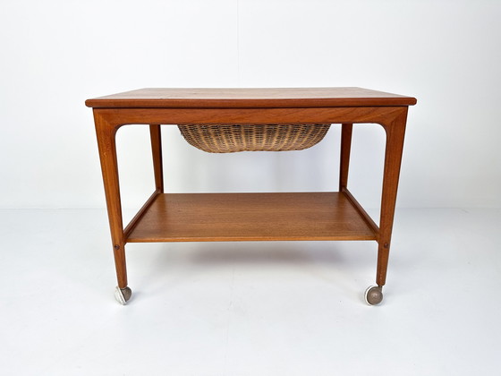 Image 1 of Table de couture ou chariot de bar en teck du Mid Century avec panier coulissant