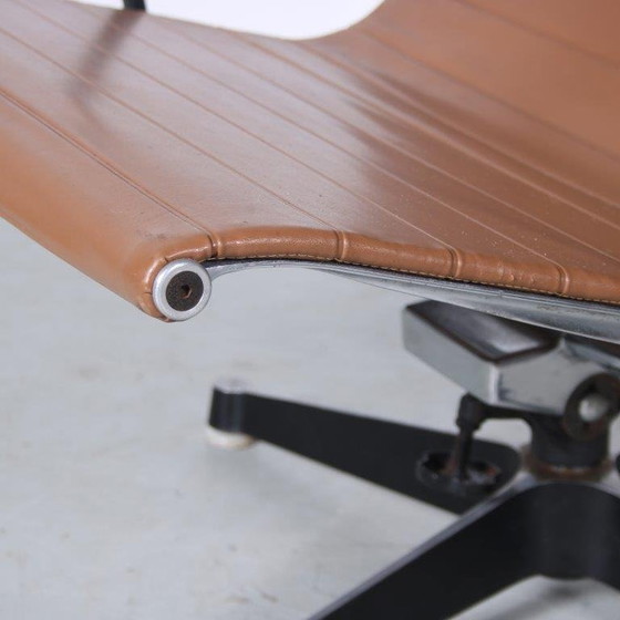 Image 1 of Chaise EA124 de Charles & Ray Eames pour Herman Miller, États-Unis 1960