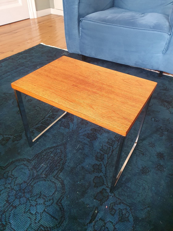 Image 1 of Table gigogne avec plateau en chrome et bois