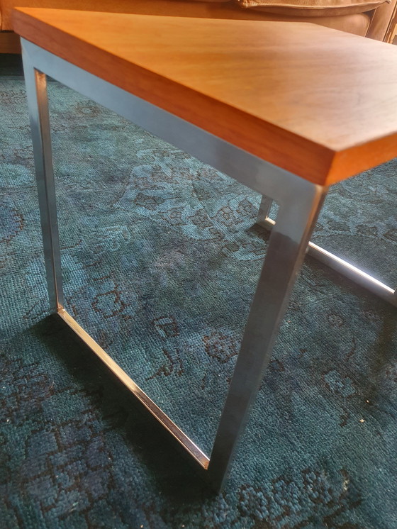 Image 1 of Table gigogne avec plateau en chrome et bois