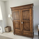 Armoire Louis Philippe aux lignes épurées avec étagères