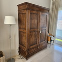 Armoire Louis Philippe aux lignes épurées avec étagères