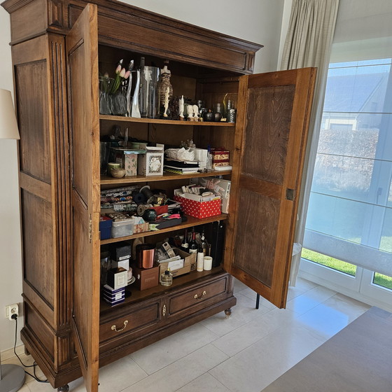 Image 1 of Armoire Louis Philippe aux lignes épurées avec étagères