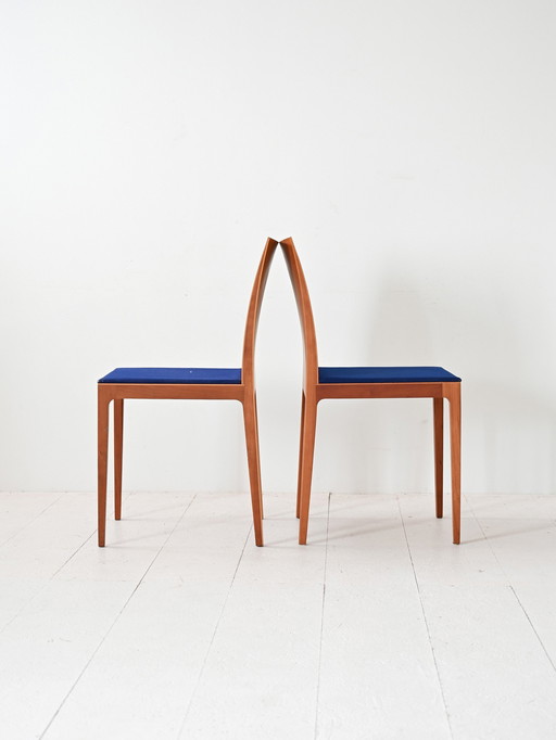 Paire de chaises scandinaves en bois avec assise tapissée bleue et dossier incurvé