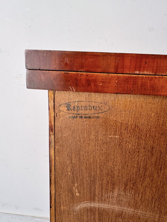 Image 1 of Petite commode de célibataire ancienne Bureau