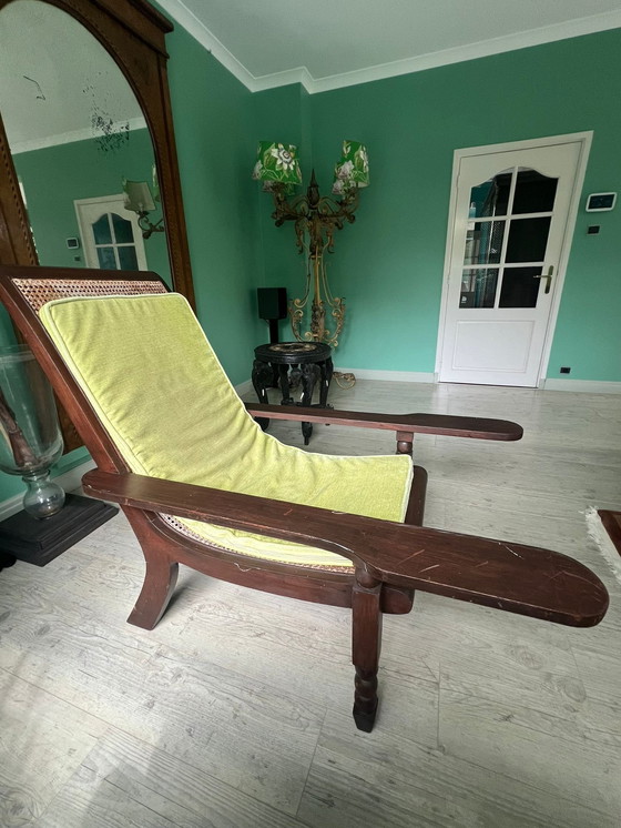 Image 1 of Chaise coloniale en bois dur avec coussin en bon état