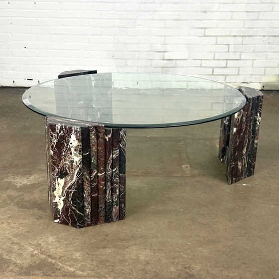 Image 1 of Table basse vintage italienne avec plateau en verre et pieds en marbre bordeaux