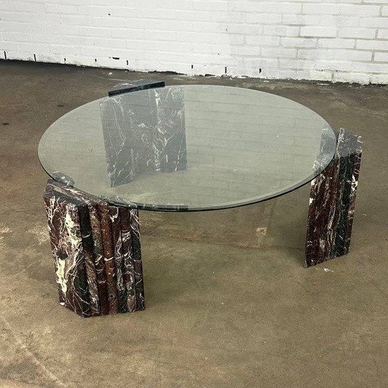 Image 1 of Table basse vintage italienne avec plateau en verre et pieds en marbre bordeaux