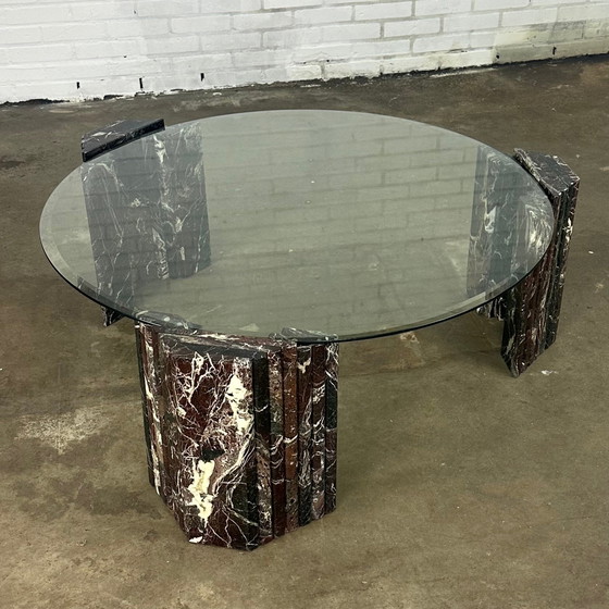 Image 1 of Table basse vintage italienne avec plateau en verre et pieds en marbre bordeaux