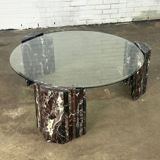 Image 1 of Table basse vintage italienne avec plateau en verre et pieds en marbre bordeaux