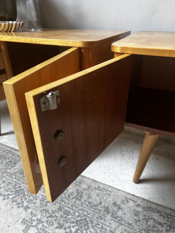 Image 1 of Ensemble de deux tables de nuit 60s sur pieds en bois élancés