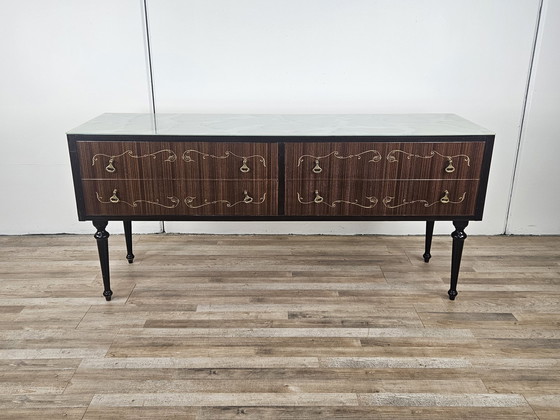 Image 1 of Commode Mid Century avec verre bleu et quatre tiroirs