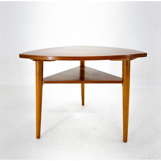 Image 1 of Table d'appoint vintage en bois en forme de triangle, Tchécoslovaquie
