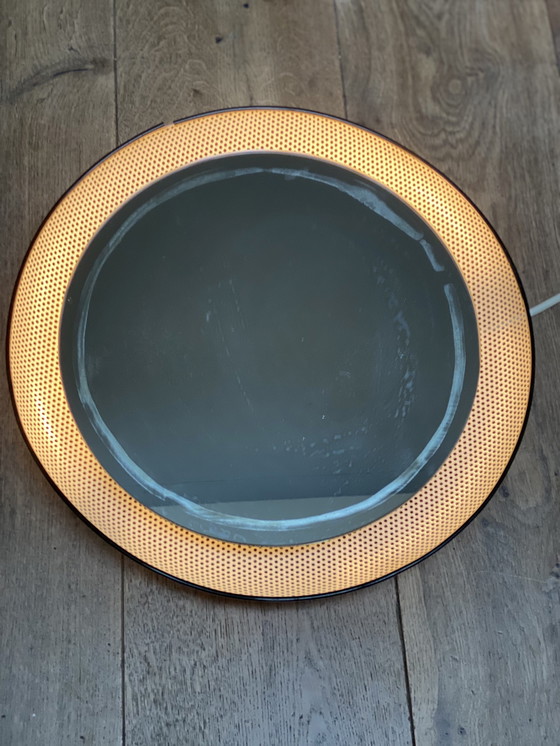 Image 1 of Miroir en métal perforé blanc avec rétro-éclairage