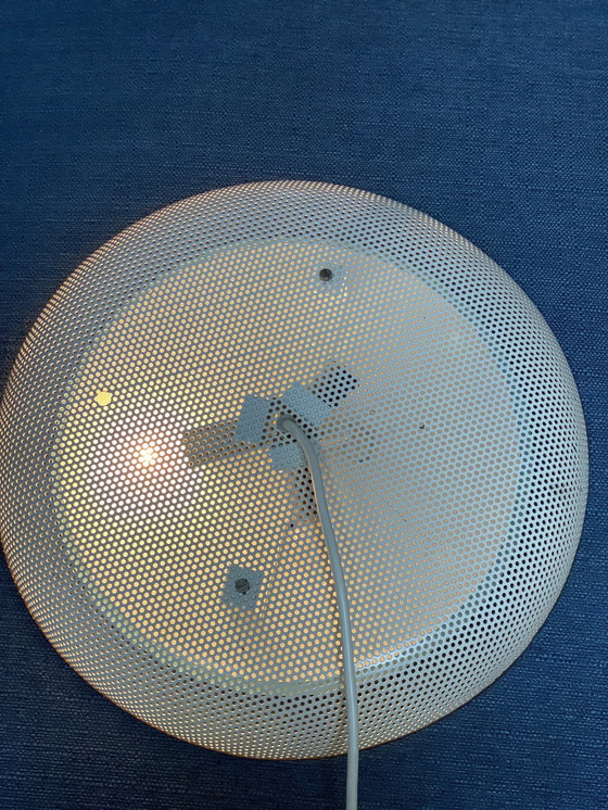 Image 1 of Miroir en métal perforé blanc avec rétro-éclairage