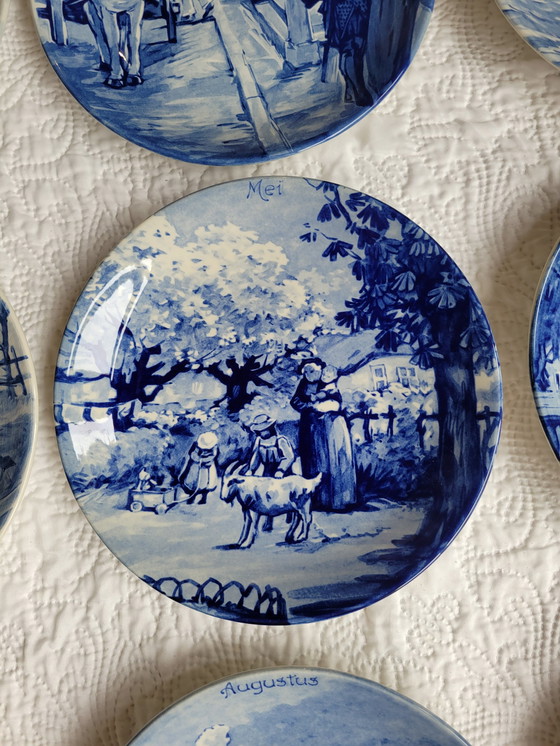 Image 1 of Série De 12 Assiettes En Porcelaine Delfts Mois De L'Année Année 1661 Série 5