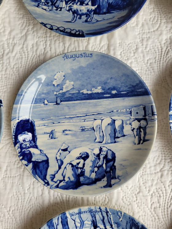 Image 1 of Série De 12 Assiettes En Porcelaine Delfts Mois De L'Année Année 1661 Série 5