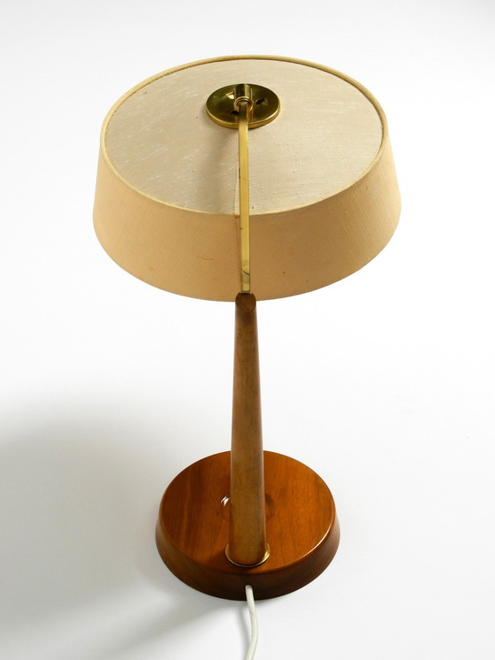 Image 1 of Magnifique grande lampe de table du milieu du siècle de Temde avec abat-jour en tissu et base en noyer