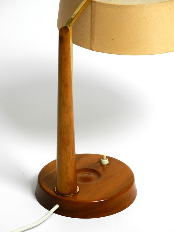 Image 1 of Magnifique grande lampe de table du milieu du siècle de Temde avec abat-jour en tissu et base en noyer