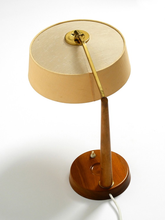 Image 1 of Magnifique grande lampe de table du milieu du siècle de Temde avec abat-jour en tissu et base en noyer