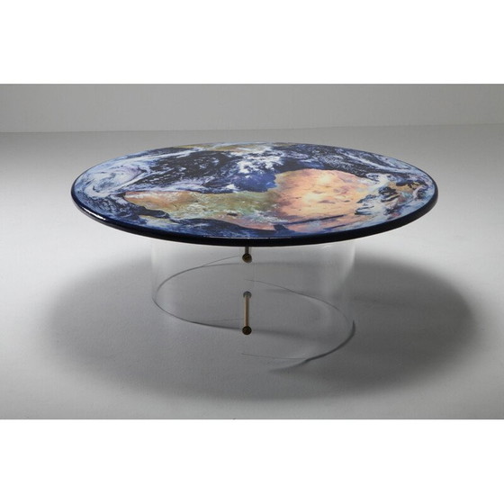 Image 1 of Table basse vintage avec base en plexiglas et plateau en résine, 1990