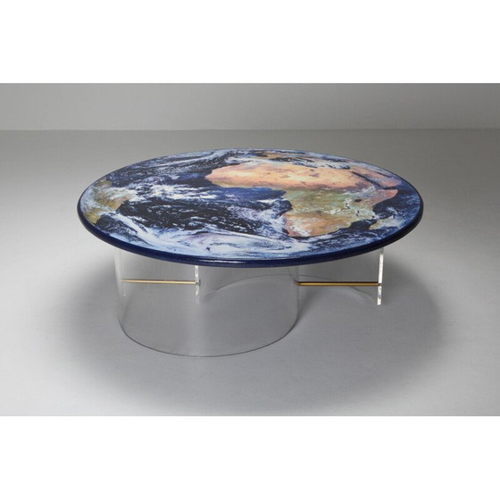 Image 1 of Table basse vintage avec base en plexiglas et plateau en résine, 1990