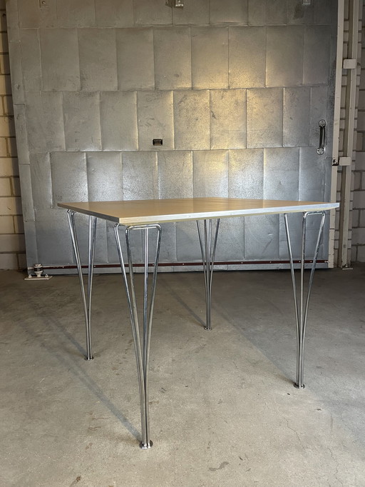 Fritz Hansen Table à manger carrée