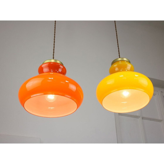 Image 1 of Paire de lampes suspendues vintage en laiton et verre