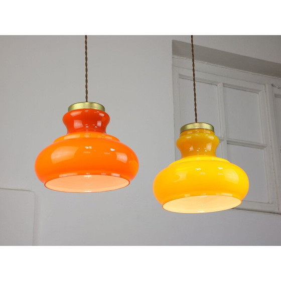 Image 1 of Paire de lampes suspendues vintage en laiton et verre