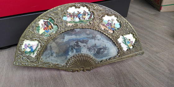 Image 1 of Miroir en forme d'éventail avec peinture sur porcelaine - Espagne années 1930