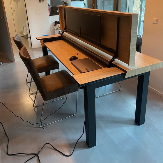 Image 1 of Bureau et table en un. Comprend deux écrans, un câble d'alimentation et une connexion pour ordinateur portable.