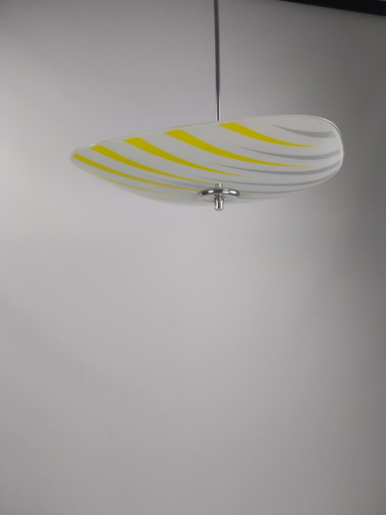 Image 1 of  1 X Plafonnier en verre blanc jaune 1960's Czech 60Cm Beautiful Graphic Drawing. 52 cm de diamètre 70 cm de haut
