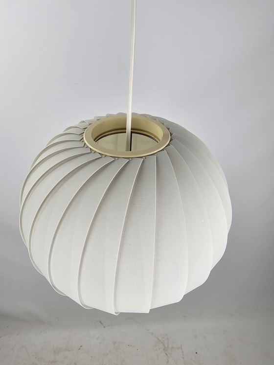 Image 1 of Lampe suspendue danoise blanche par Lars E. Schioler Design danois années 1970