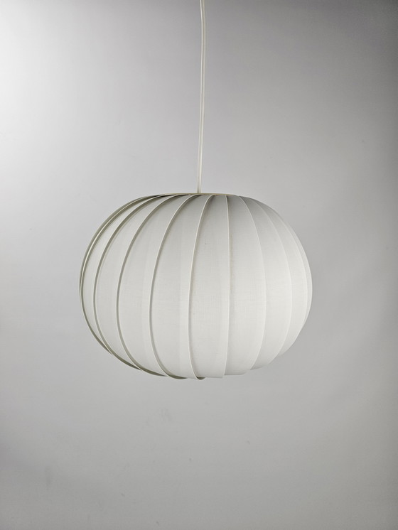 Image 1 of Lampe suspendue danoise blanche par Lars E. Schioler Design danois années 1970