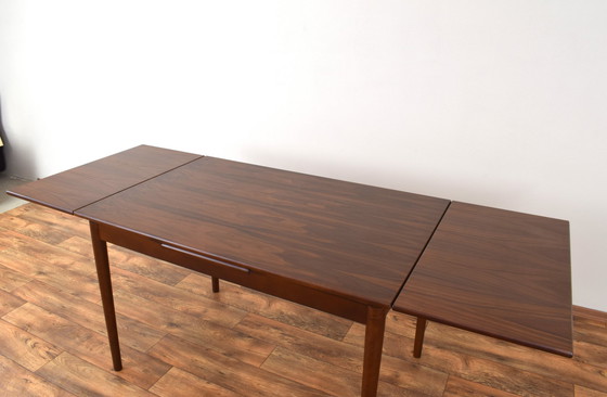 Image 1 of Table de salle à manger extensible en noyer danois du Mid Century, années 1960.