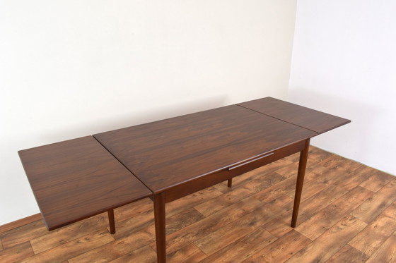 Image 1 of Table de salle à manger extensible en noyer danois du Mid Century, années 1960.